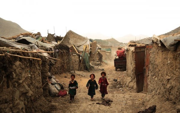 Djeca u improviziranom kampu u Kabulu 