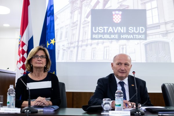 Predsjednik Ustavnog suda Miroslav Šeparović izvijestio je o nekoliko novijih odluka za koje postoji poseban interes javnosti.