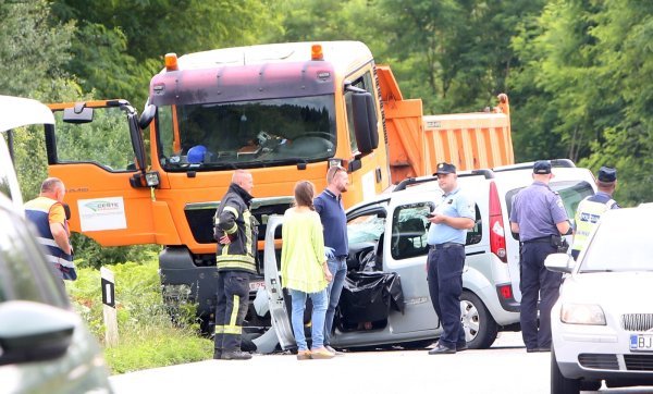 Poginula jedna osoba u sudaru automobila i kamiona u Točku kod Slunja