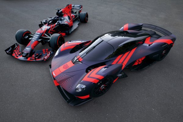 Formula 1 bolid RB14 i Aston Martin Valkyrie