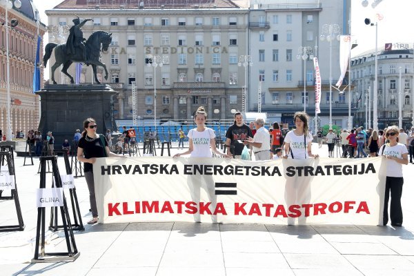 Aktivisti Zelene akcije na glavnom gradskom Trgu održali performans