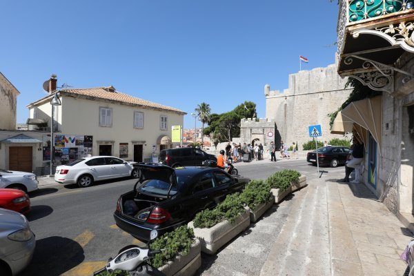 Dubrovnik: Na predjelu Ploča dvije osobe propucale taksista