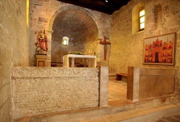 U crkvi sv. Lucije u Jurandvoru na Krku nalazi se replika Bašćanske ploče