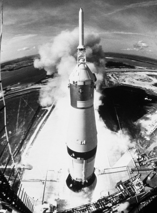Saturn V nosi Apollo 11 u svemir