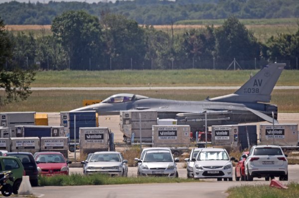 Nedaleko od vatrogasnog hangara Zračne luke Pula nalazi se borbeni lovac F16
