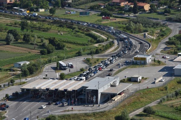 Buzet: Kilometarske kolone na graničnom prijelazu Kaštel