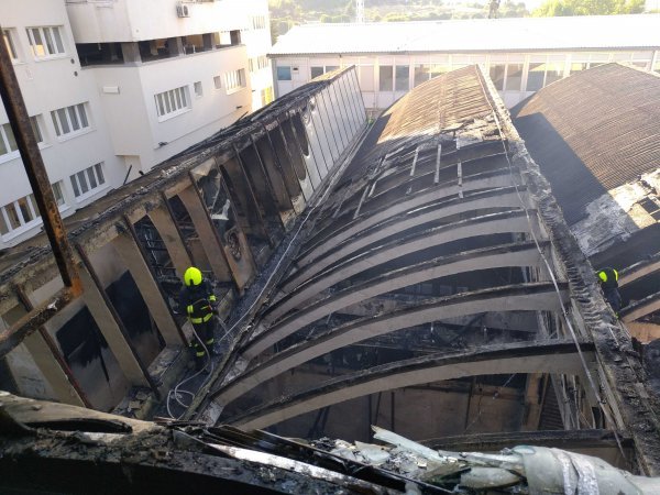 Vatrogasci na požarištu kompleksa Slobodne Dalmacije u Splitu