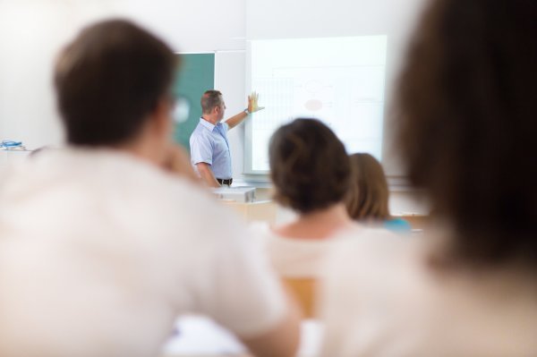 Studenti slušaju gostujuća predavanja istaknuth domaćih i stanih predavača Promo