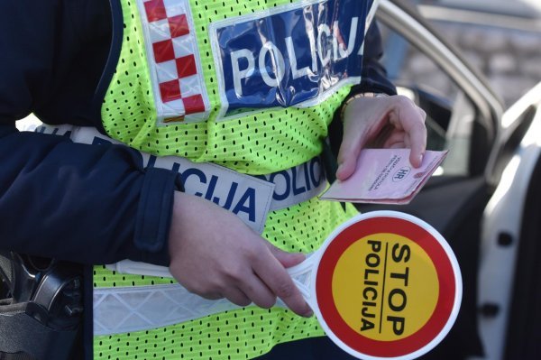 Prometna policija provjerava valjanost vozačke dozvole