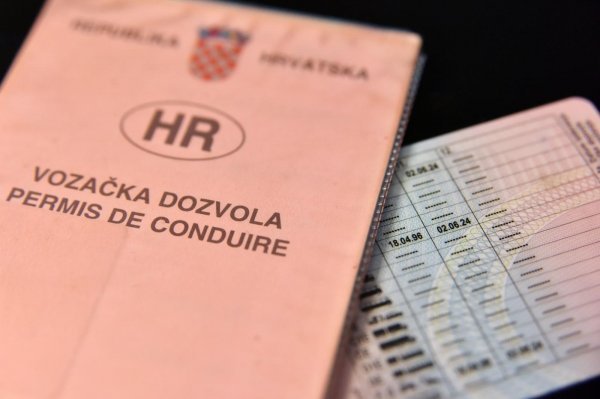 Stara (koja još uvijek vrijedi) i nova vozačka dozvola u RH