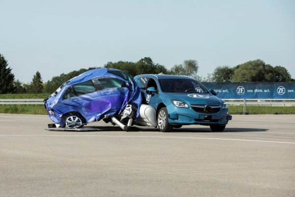 Za potrebe testiranja koristi se 'balon' vozilo na pokretnoj platformi koje se zalijeće u bočnu stranu automobila