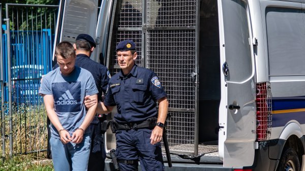 Privođenje nasilnika koji su pretukli Evelina Vale