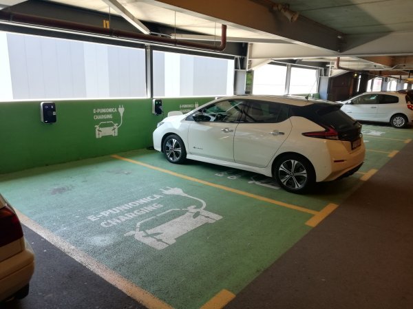 Jedna od pogodnosti je i parkiranje i punjenje pri samom ulazu u trgovačke centre: Nissan LEAF kao jedan od pionira e-mobilnosti