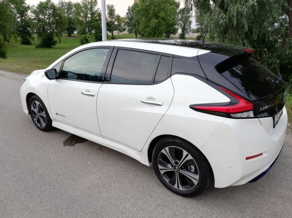 Nissan LEAF djeluje moderno svojim zaobljenim oblikom uz podosta oštrih linija karoserije