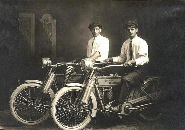 Anonimni zaljubljenici u motore Screenshot/Twitter@HistoryInPics