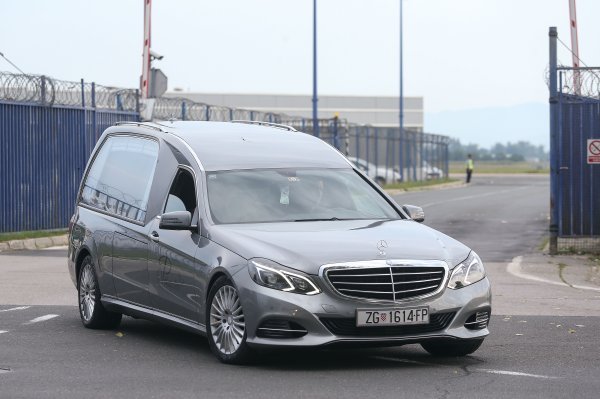 Vozilo s tijelom Josipa Briškog prevezeno je pogrebnim vozilom iz Zračne luke Zagreb