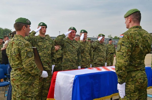 Tijelo poginulog vojnika Josipa Briškog zrakoplovom stiglo u Zagreb