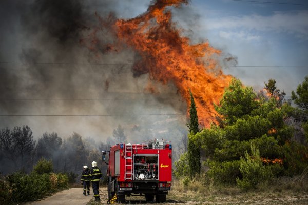 Šibenik: Izbio veliki šumski požar kojega je, zbog jakog vjetra, otežano gasiti