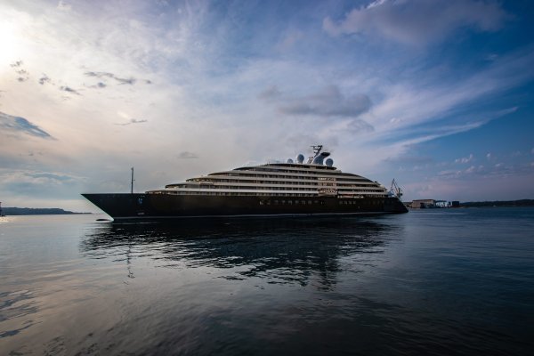 Isplovljavanje polarnog kruzera Scenic Eclipse iz brodogradilišta Uljanik