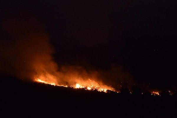 Požar kod Šibenika i dalje aktivan, vatrogasci cijelu noć branili kuće