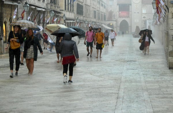 Dubrovnik: Obilna kiša poplavila Stradun