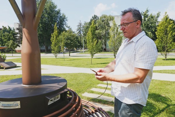 Mladen Smrekar ispred solarnog drveta