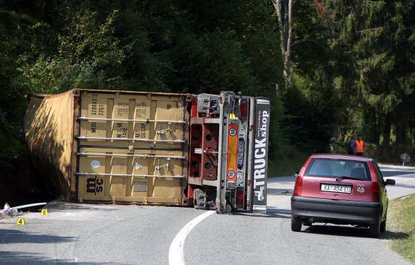 Jedna osoba ozlijeđena u prevrtanju kamiona u Kupljenskom kod Vojnića