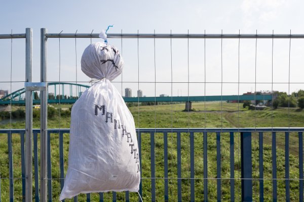 Na Savskom mostu obješene vreće s propalim projektima Milana Bandića