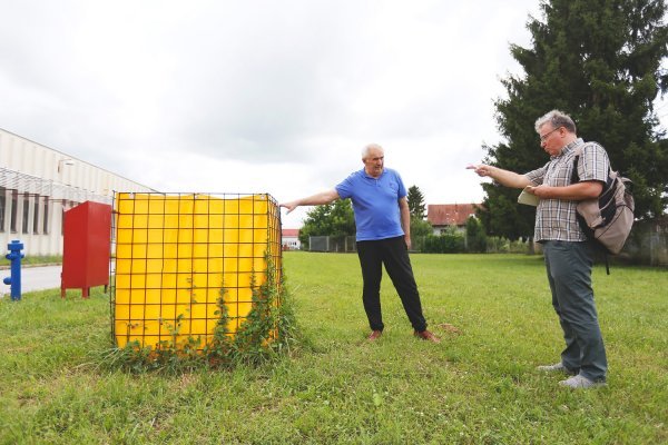 Frano Pokrajčić uz novi izum koji će ove jeseni predstaviti u Njemačkoj: Boks koji upija vodu i sprečava poplave