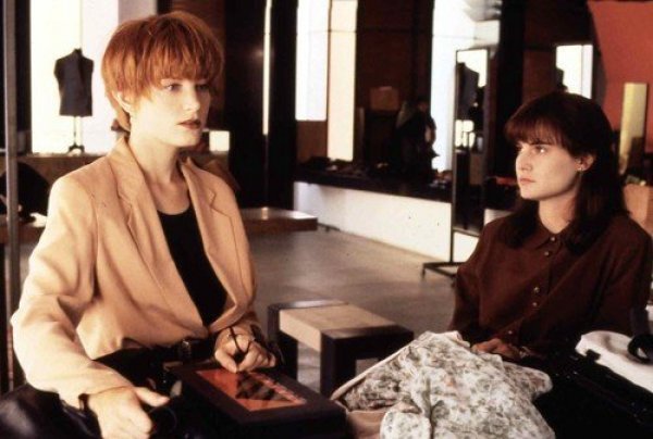 Bridget Fonda s Jennifer Jason Leigh u filmu 'Oglas donosi smrt'