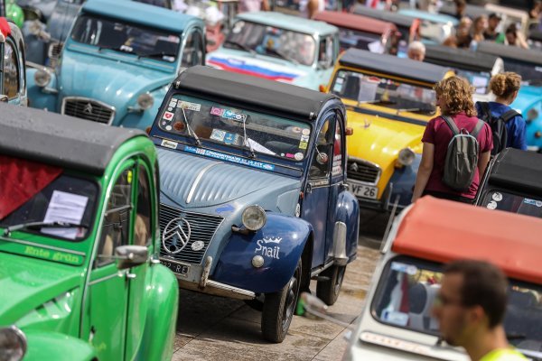 Stotinjak šarenih 'Spačeka' uljepšali glavni zagrebački trg