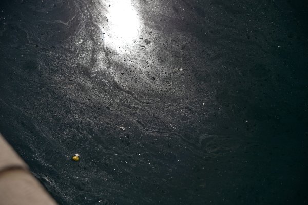 Za vrijeme sinoćnjeg nevremena tanker vezan na terminalu Ine u Solinu je ispustio naftu