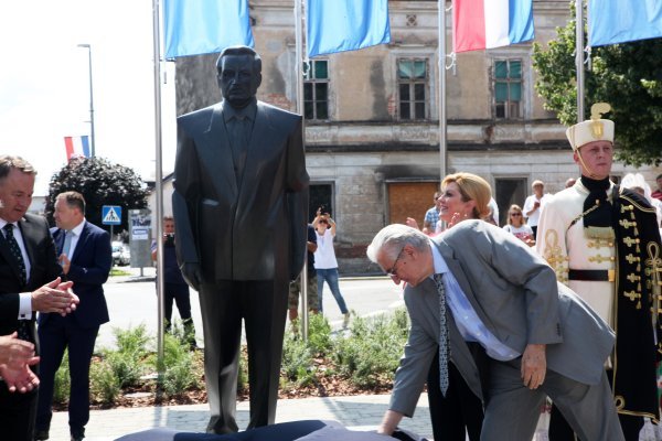 Povodom Dana Grada Gline održana svečana sjednica i otkriven spomenik Franji Tuđmanu