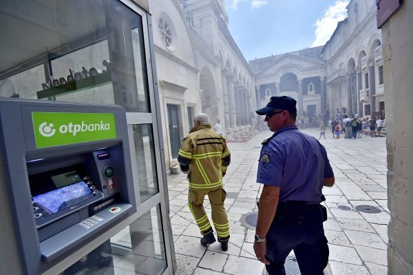 Split: U popodnevnim satima izbio je požar u zgradi na Peristilu