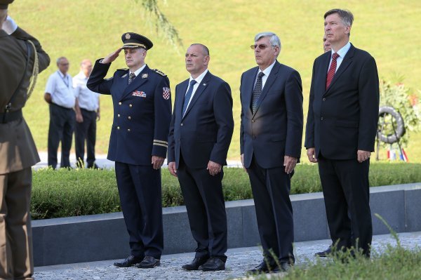 Zagreb: Tomo Medved i Željko Reiner položili vijence na groblju Gaj urni - Krematorij