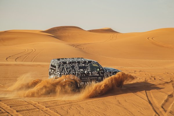 Novi Defender u pješčanim dinama Dubaija