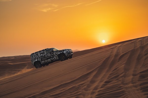 Novi Land Rover na testiranju u pješčanim dinama Dubaija