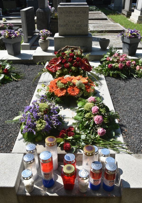 Izaslanstvo HNS-a liberalnih demokrata položilo vijence na grob Savke Dabčević Kučar