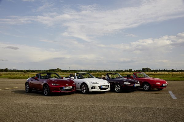 Mazda MX-5 sve četiri generacije jedna pored druge