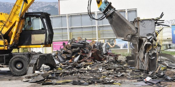 Uništavanje starih autobusa u Splitu