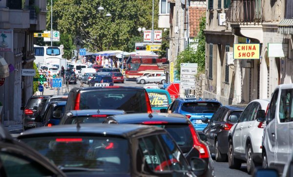 Velika prometna gužva prema splitskoj trajektnoj luci