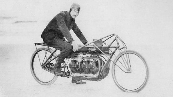 Glenn Curtiss na svom V8 motociklu 1907.
