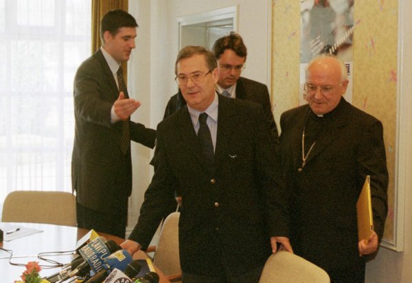 Prvi zakon kojim je uvedena zabrana rada nedjeljom donijela je 2003. vlada Ivice Račana na inzistiranje njihova partnera HSS-a i Crkve, Zlatko Tomčić (predsjednik HSS-a i nadbiskup Ivan Prenđa, predsjednik Hrvatskog Caritasa