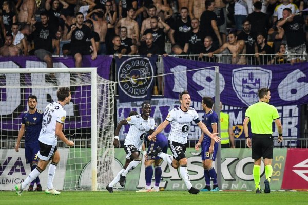 Mike Jansen slavi pogodak