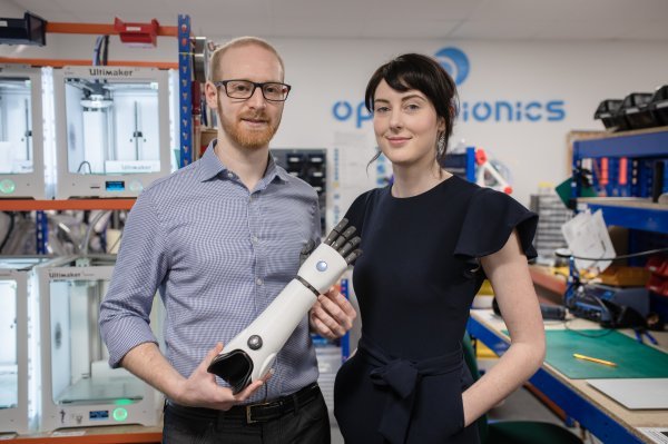 Joel Gibbard i Samantha Payne, suosnivači startupa Open Bionics