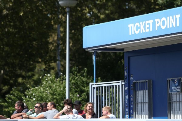 Navijači Dinama čekaju da se otvore blagajne kako bi kupili karte za utakmicu protiv Rosenborga