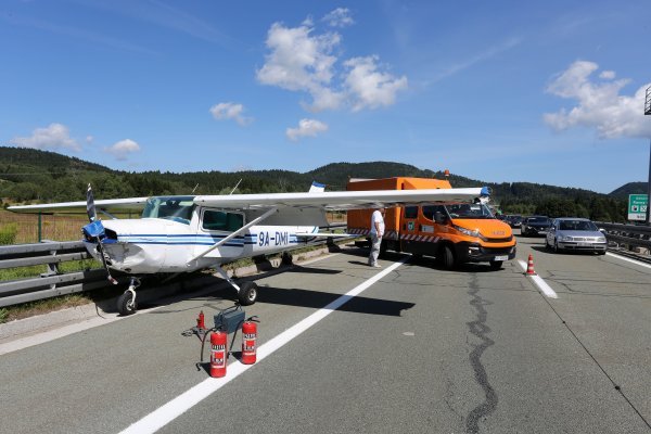 Mali sportski zrakoplov prisilno sletio na autocestu A6
