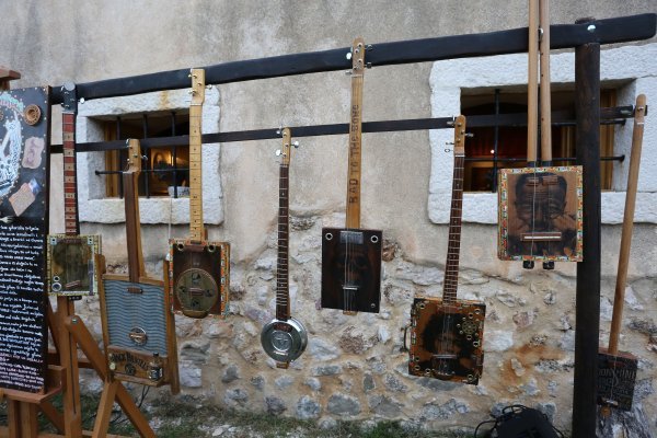 Baška: Izložba unikatnih cigar box gitara "Smoothead"
