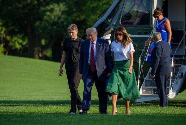 Donald, Barron i Melania Trump vraćaju se u Bijelu kuću s Viktorom i Amalijom Knavs