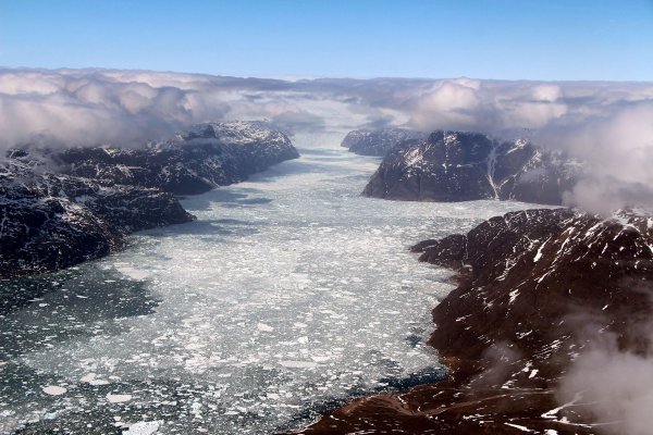 Veći dio Grenlanda okovan je ledom